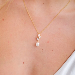 ERYN // Pearl bridal necklace, gold wedding earrings, pearl wedding earrings, bridal earrings, wedding earrings for brides, flower earrings