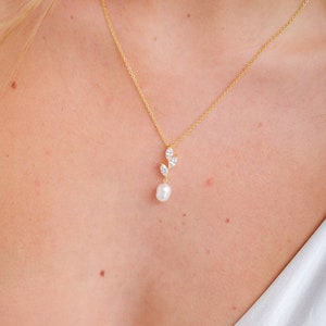 ERYN // Pearl bridal necklace, gold wedding necklace pearl wedding necklace, bridal necklace, wedding jewellery for brides, leaf necklace