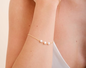 ABIGAIL // Pulsera nupcial de oro, delicada pulsera de boda con perlas, pulsera de boda, pulsera de perlas, pulsera de dama de honor, agua dulce