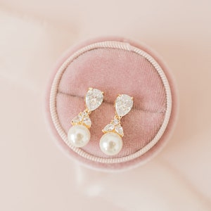 MADISON // Bridal drop earrings, gold wedding earrings, pearl wedding earrings, bridal earrings, wedding earrings for brides, minimalist