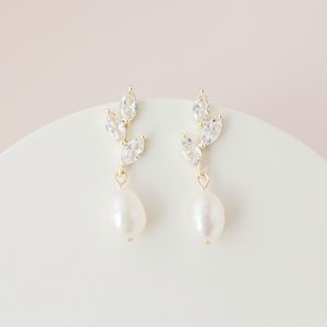 ERYN // Boucles d'oreilles de mariée, boucles d'oreilles de mariage en or, boucles d'oreilles de mariage en perles, boucles d'oreilles de mariée, boucles d'oreilles de mariage pour les mariées, boucles d'oreilles fleurs image 2