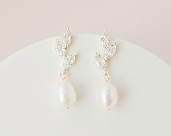 ERYN // Bridal drop earrings, gold wedding earrings, pearl wedding earrings, bridal earrings, wedding earrings for brides, flower earrings