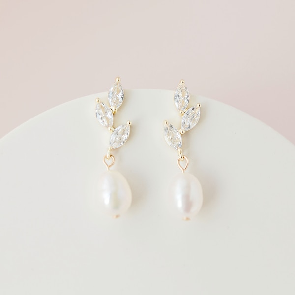 ERYN // Bridal drop earrings, gold wedding earrings, pearl wedding earrings, bridal earrings, wedding earrings for brides, flower earrings