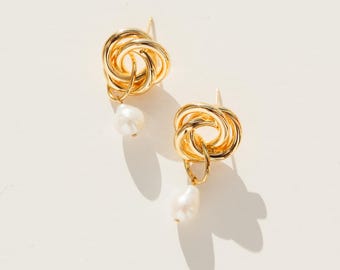 ALORA // Gold statement swirl earrings, pearl wedding earrings, statement bridal earrings, modern pearl earrings,wedding earrings for brides