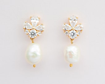 GISELLE MINI // Pendientes colgantes de novia, pendientes de boda de oro, pendientes de boda de perlas, pendientes de novia, pendientes de boda para novias, minimalista