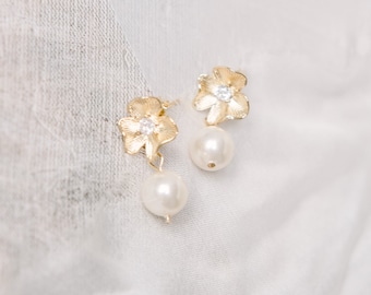 HANA // Bridal drop earrings, gold wedding earrings, pearl wedding earrings, bridal earrings, wedding earrings for brides, flower earrings