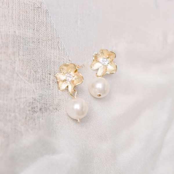 HANA // Bridal drop earrings, gold wedding earrings, pearl wedding earrings, bridal earrings, wedding earrings for brides, flower earrings