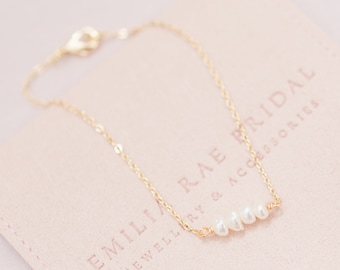 LULU // Pulsera nupcial de oro, delicada pulsera de boda con perlas, pulsera de boda, pulsera de perlas, pulsera de dama de honor, relleno de oro, agua dulce