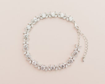 BELLA // Silver bridal bracelet, Crystal wedding bracelet, wedding bracelet, gemstone bracelet, bridesmaid bracelet, bridesmaid gift