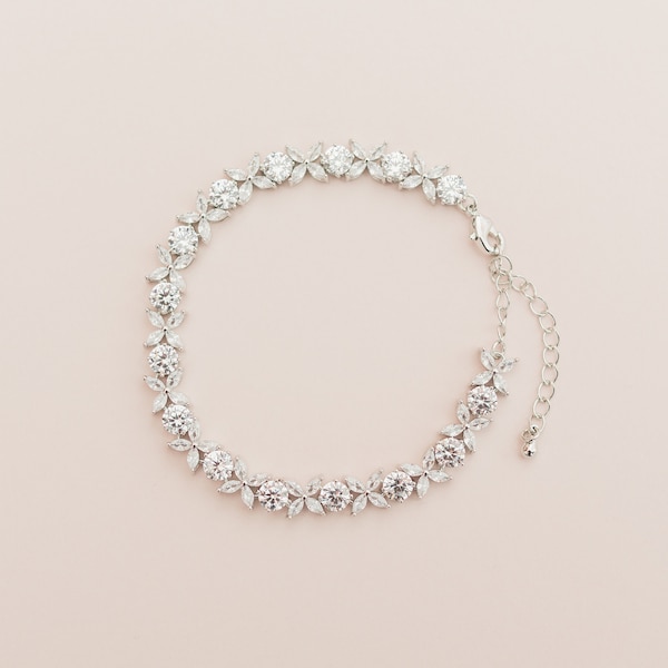 BELLA // Silver bridal bracelet, Crystal wedding bracelet, wedding bracelet, gemstone bracelet, bridesmaid bracelet, bridesmaid gift