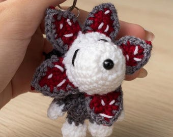Snoopy Demogorgon gehäkelter Schlüsselanhänger, Stranger Things x Peanuts Mashup, Amigurumi Taschenanhänger, niedliches Horror Geschenk für Sci-Fi Fan