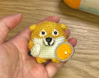 Gehäkelter Shiba Inu Krieger Schlüsselanhänger, Lustiger Hund Meme Amigurumi, Schwert und Schild Hund Taschenanhänger, Kawaii Hund Ritter Plüsch, Geschenk für Gamer