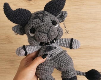 Peluche Baphomet all'uncinetto, bambola amigurumi capra gotica, animale di peluche fatto a mano ispirato all'occulto, regalo di peluche demone dark cottagecore