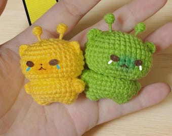 Gehäkelte Alien Katze Schlüsselanhänger Kawaii, niedlicher UFO Space Kitty Anhänger, handgemachtes Mini Garn Plüsch, Geschenk für Katzenliebhaber, Taschenanhänger