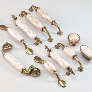 Op de afbeelding: Set van drie keramische mokken met een gespikkelde, matte afwerking. De mokken zijn in crème, lichtgrijs en donkergrijs. Elke mok heeft een eenvoudig, minimalistisch ontwerp, perfect voor koffie of thee.