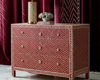 Cómoda artesanal con incrustaciones de hueso rojo: diseño de espiga, muebles de lujo.