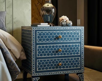Handgemaakt nachtkastje met ingelegd blauw been: honingraat nachtkastje