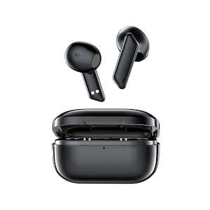 Op de afbeelding: Zwarte draadloze oortelefoons met een oplaadcase. De oortelefoons zweven boven de open oplaadcase. De oortelefoons hebben een strak, modern ontwerp, met een afgeronde bovenkant en een rechthoekige steel. De oplaadcase is ook zwart en heeft een afgeronde vorm.