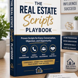 Op de afbeelding: Een hardcover boek getiteld "The Real Estate Scripts Playbook" met een marineblauwe kaft en gouden letters. Het boek belooft bewezen scripts voor gesprekken, bezwaren en kansen. Een mok met een huislogo en "Real Estate Professional" is ook zichtbaar.