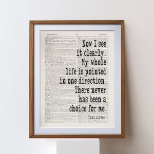 Peut inclure: Impression encadrée avec une citation du film "Taxi Driver" sur une page de livre vintage. Le texte dit : "Maintenant je vois clairement. Toute ma vie est orientée dans une direction. Il n'y a jamais eu de choix pour moi."