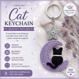 Può includere: Un portachiavi a forma di gatto all'uncinetto con un gatto nero seduto su una luna crescente viola, con una stella grigia e un anello argentato. Il testo dell'immagine dice "Cat Keychain" e "Crochet Pattern".