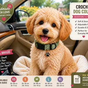 Peut inclure: Un collier pour chien en crochet vert sauge avec une boucle en plastique noir et une breloque en forme de patte dorée. Le collier est porté par un chiot brun clair. Le texte sur l'image inclut CROCHET DOG COLLAR et des tailles de 20-72 cm.