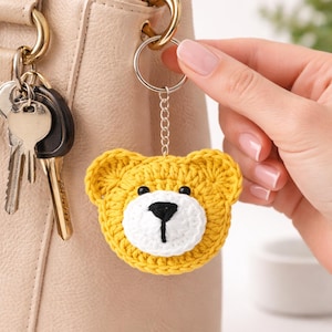 Puede incluir: Una taza de cerámica blanca con un asa negra y el texto "But First, Coffee" en negro, en negrita. La taza está sobre una superficie blanca.