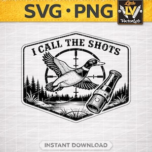 Puede incluir: Diseño gráfico en blanco y negro que presenta un pato en vuelo, centrado en una mira telescópica, con el texto "I CALL THE SHOTS". Ilustración con temática de caza, con un pato estilizado, una mira y un rifle de caza.