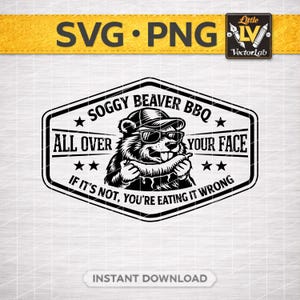 Pode incluir: Design gráfico a preto e branco com um castor a usar óculos de sol e boné, com o texto "Soggy Beaver BBQ" e "All Over Your Face". A frase "If it's not, you're eating it wrong" também está incluída.