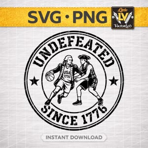 Op de afbeelding: Een zwart-wit cirkelvormig grafisch ontwerp met twee figuren die basketballen. Eén figuur draagt een jas in koloniale stijl met USA 1776 op de borst. De tekst luidt UNDEFEATED SINCE 1776. Het ontwerp bevat twee sterren en een cirkelvormige rand.