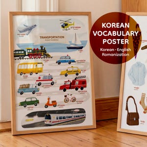 Puede incluir: Un póster educativo enmarcado titulado Transportation Korean Vocabulary que presenta ilustraciones coloridas de vehículos, incluyendo un avión, helicóptero, velero, tren, autobús, coche de policía, taxi, ambulancia, camión de bomberos, camión, coche, scooter, bicicleta y metro.