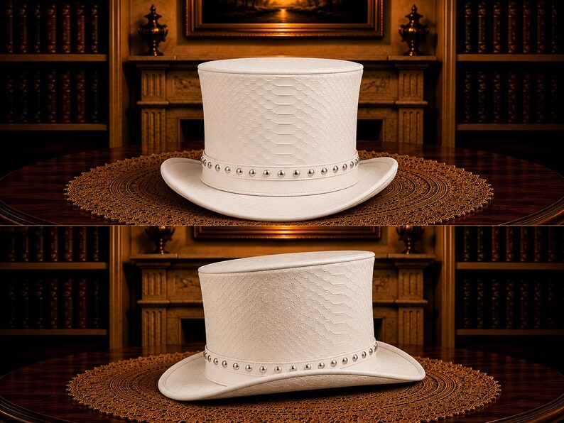Puede incluir: Dos sombreros de copa blancos con un patr&oacute;n texturizado y una banda de tachuelas plateadas. Los sombreros se exhiben sobre una mesa de madera oscura con una alfombra decorativa marr&oacute;n. El fondo presenta una chimenea, estanter&iacute;as y una pintura.