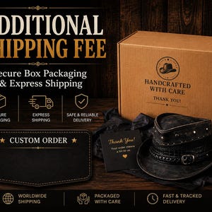 Puede incluir: Una caja de cartón marrón con el texto Handcrafted With Care Thank You, un sombrero negro con una banda tachonada y hebilla, y una tarjeta negra con el texto Thank You Your order means a lot to us, junto al texto Additional Shipping Fee.