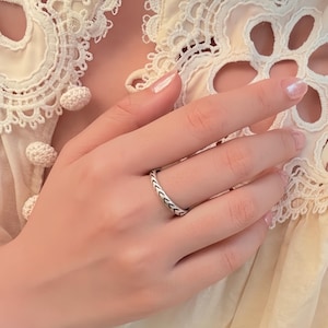 Anillo tailandés de plata con diseño de espiga y flecha oxidada, joyería vintage para el día a día.