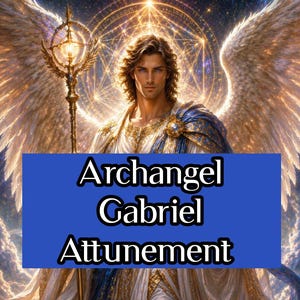 Può includere: Opera d'arte digitale raffigurante l'Arcangelo Gabriele con ali dorate e un bastone. L'immagine presenta uno striscione blu con le parole "Archangel Gabriel Attunement". L'angelo indossa vesti bianche e blu con dettagli dorati.