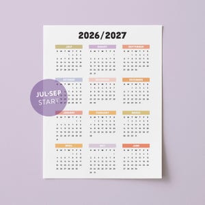 Puede incluir: Un calendario 2026/2027 con diseños mensuales en colores pastel. El calendario incluye los meses de julio a junio, con un gráfico circular que dice "JUL-SEP START". El calendario está impreso en papel blanco.