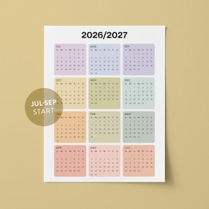 Può includere: Un calendario 2026/2027 con layout mensili in colori pastello. Il calendario inizia a luglio e include il testo "JUL-SEP START". Ogni mese è visualizzato in una casella separata con i giorni della settimana.