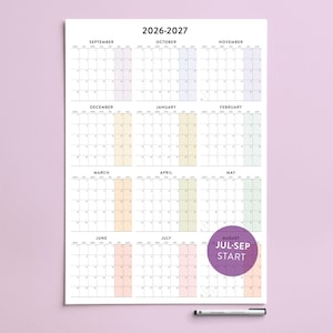 Pode incluir: Um calendário de parede 2026-2027 com um layout de grade para cada mês de setembro a agosto. O design inclui colunas em tons pastel para os fins de semana e um círculo roxo no canto inferior direito com o texto JUL-SEP START em branco.