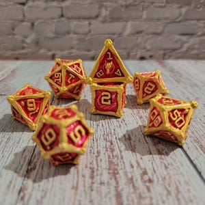 Set de Dés Donjon et Dragon Rouge et Or - Dés TTRPG Style Écailles de Dragon - 7 Dés Polyédriques pour D&D, Pathfinder, Warhammer