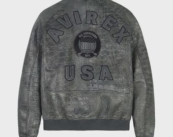 Chaqueta universitaria con relieve de cocodrilo de Avirex USA en gris carbón, regalo para ti.