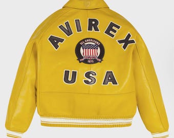 Chaqueta universitaria de cuero amarillo mostaza Avirex USA con emblema llamativo en la espalda. Un regalo para ti.