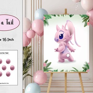 Puede incluir: Un p&oacute;ster de personaje de dibujos animados rosa con el texto "Pin a Tail" y "20 x 16 Inch" (50,8 x 40,6 cm). El p&oacute;ster est&aacute; sobre un caballete, rodeado de globos rosas y azules. Tambi&eacute;n se ve un juego m&aacute;s peque&ntilde;o con c&iacute;rculos morados.