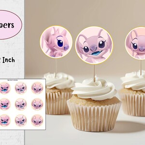 Puede incluir: Cupcakes con glaseado blanco y adornos de personajes. Los adornos redondos con fondo rosa presentan un personaje de dibujos animados. La imagen tambi&eacute;n muestra una hoja de adornos a juego, cada uno de 5,08 x 5,08 cm.