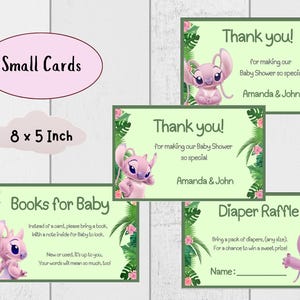 Puede incluir: Un conjunto de tarjetas para baby shower con tem&aacute;tica tropical. Las tarjetas presentan un personaje de dibujos animados rosa, bordes verdes y texto como "&iexcl;Gracias!" y "Libros para el beb&eacute;". Las tarjetas miden 20 x 13 cm.
