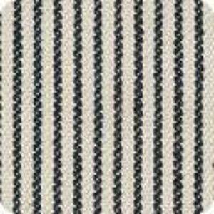 Puede incluir: Primer plano de una muestra de tela con un patr&oacute;n de rayas verticales. Las rayas son de color azul marino oscuro sobre un fondo crema. La tela parece tener una textura tejida, lo que sugiere que podr&iacute;a usarse para tapicer&iacute;a o decoraci&oacute;n del hogar.