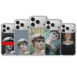 Può includere: Una collezione di custodie per telefoni con il David di Michelangelo in vari design. Le custodie presentano la statua con occhiali da sole pixelati, una bolla di gomma da masticare, una striscia rossa e accenti floreali. Le custodie sono in fila.