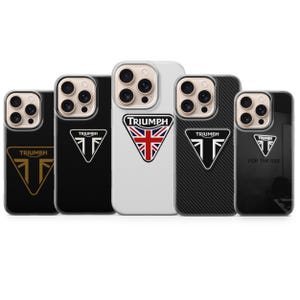 Puede incluir: Una colección de cinco fundas para teléfono con el logotipo de Triumph. Las fundas son negras, blancas y de fibra de carbono, con el logotipo de Triumph en varios diseños, incluida una bandera de la Union Jack. Las fundas están diseñadas para un smartphone.