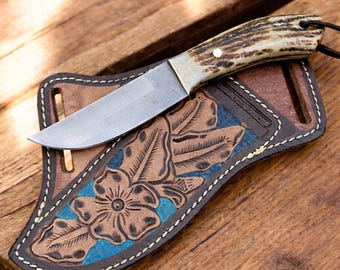 Ręcznie robiony nóż myśliwski, pochwa ze skóry tłoczonej w kwiaty, rękojeść z poroża
