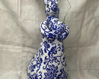Chinoiserie Decoupage Häschen Figur, Blau Weiß Kaninchen Dekor, Faux Delftware Herzstück, Cottagecore Karotte