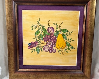 Pintura original em guache de natureza morta com frutas, moldura dourada ornamentada, arte de parede inspirada na colheita.